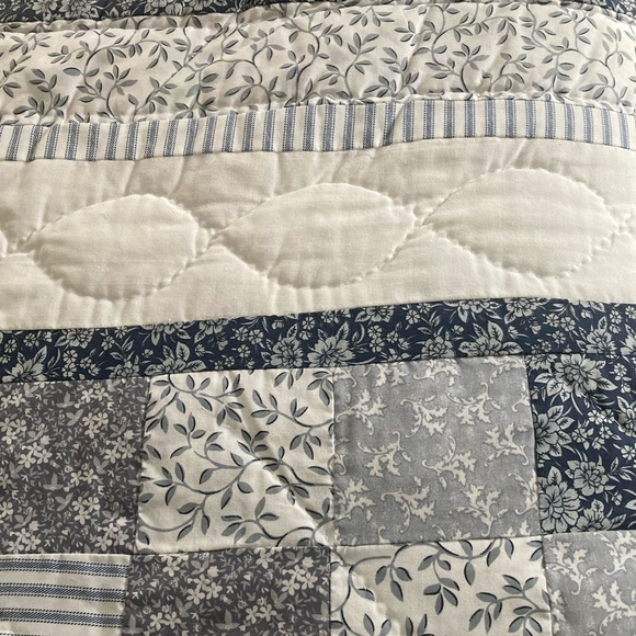 Floral Patchwork Quilt 84x84 - Picture 5 of 5